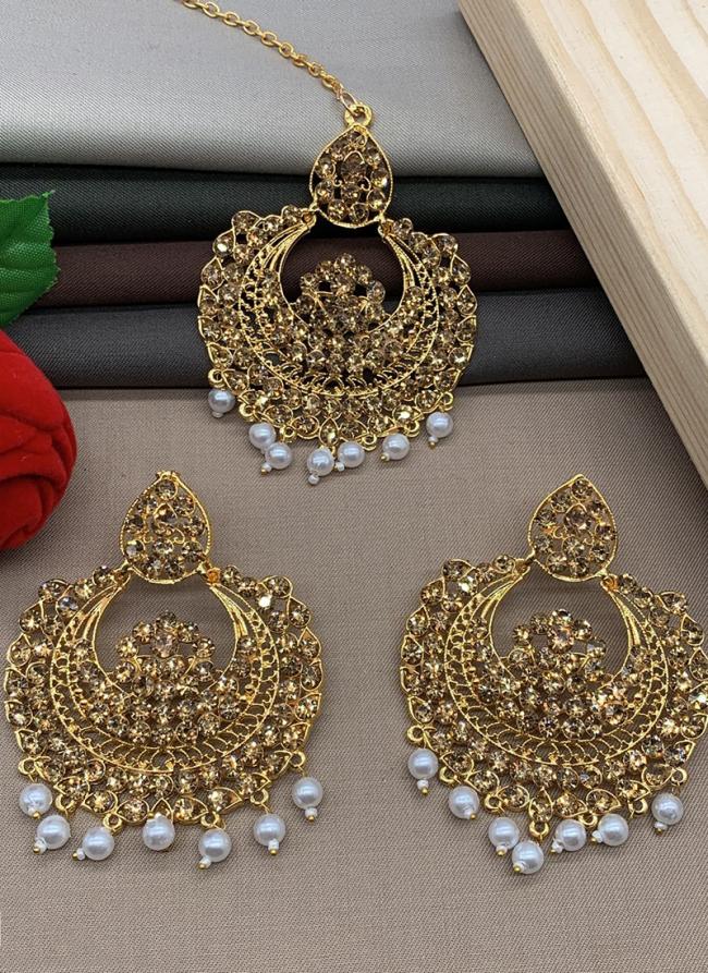 Golden Chandbali Design Earrings With Maang Tikka